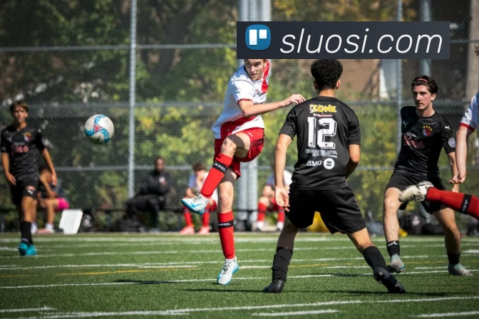 詹姆斯为患病小球迷圆梦球场并赠送签名球鞋